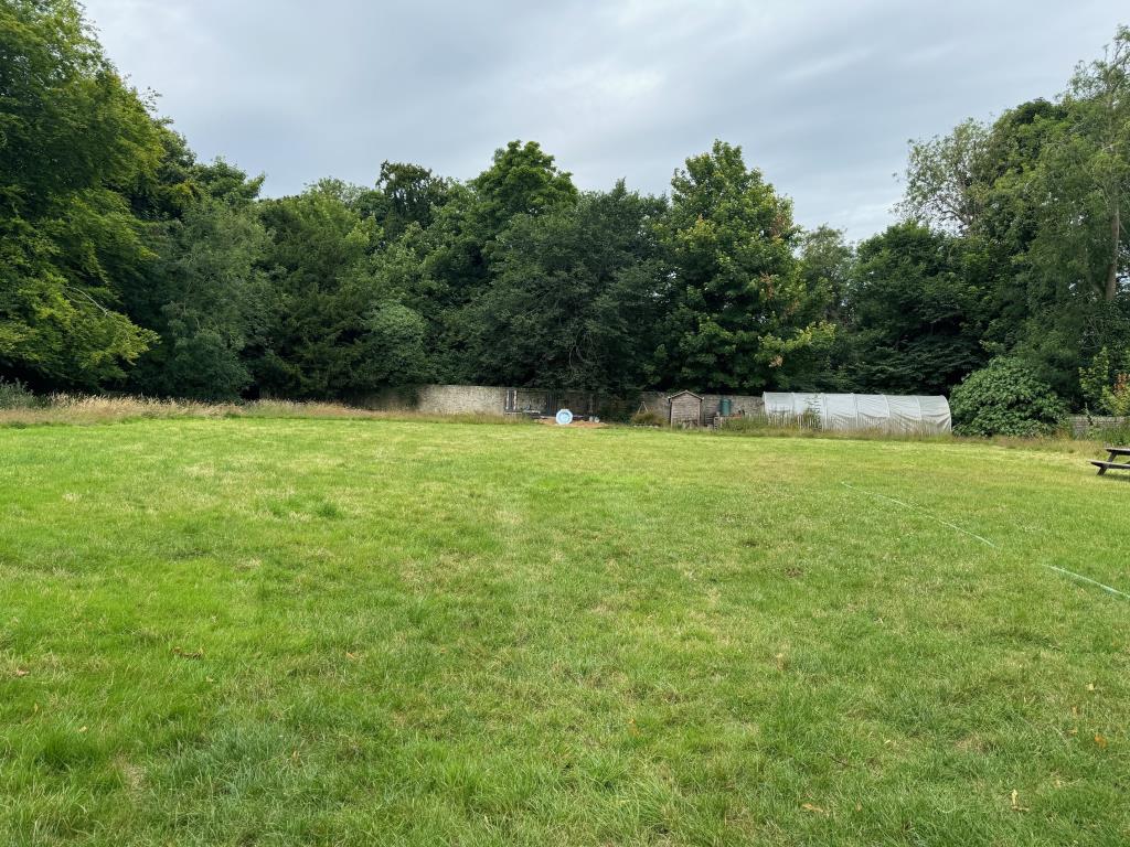 Lot: 50 - FREEHOLD SUBSTANTIAL DETACHED PROPERTY IN GROUNDS OF OVER 3 ACRES WITH POTENTIAL - The top field
